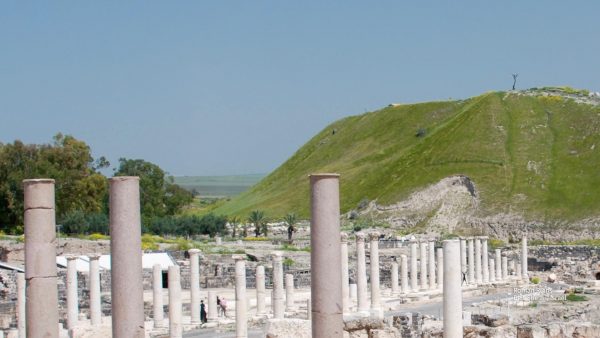 PID000137_Israel_Beth-Shean_2011_03_Roman-Era-Ruins-and- Close-Up-of-Iron-Age-Tell