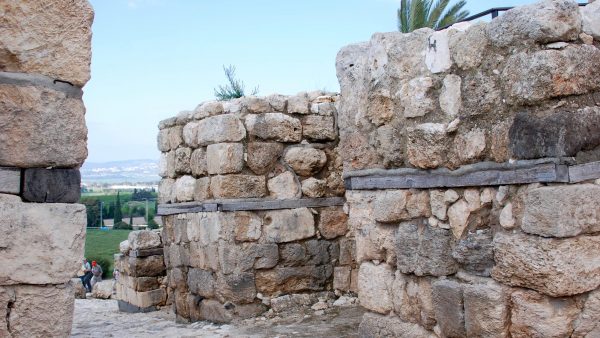 PID000154_Israel_Tell-Megiddo_2011_03_Six-chambered-Salamonic-Entry-Gate