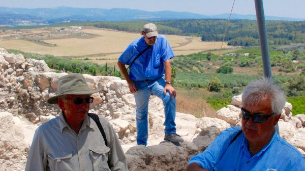 PID000182_Israel_Tell-Gezer_2006_01_Sam-Wolff-Gary-Arbino-Steve-Ortiz-Discussing-Field-West-at-Iron-Age=Gate