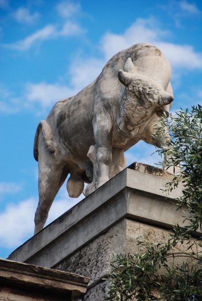 pid000207_Greece_Athens_2018_07_Bull-Statue-Kerameikos