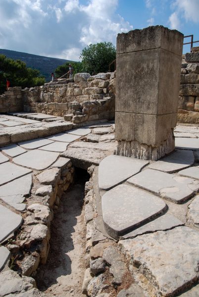 pid000232_Greece_Crete_Knossos_2018_07_Water-Channel-and-Column