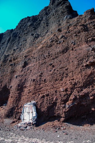 pid000257_Greece_Santorini_2018_07_Layers-of-Volcanic-Ash