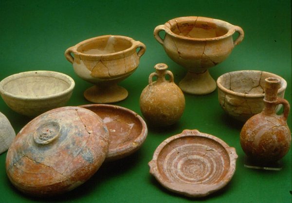 pid000281_Israel_Tel-Miqne-Ekron_1985_08_Phoenician-Style-Bowls-Chalices-Juglets