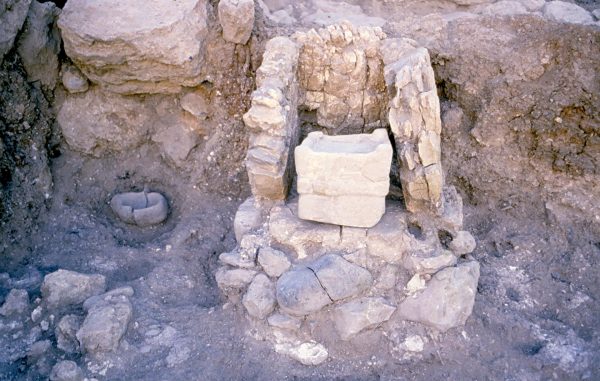 pid000285_Israel_Tel-Miqne-Ekron_1985_07_Four-Horned-Incense-Altar