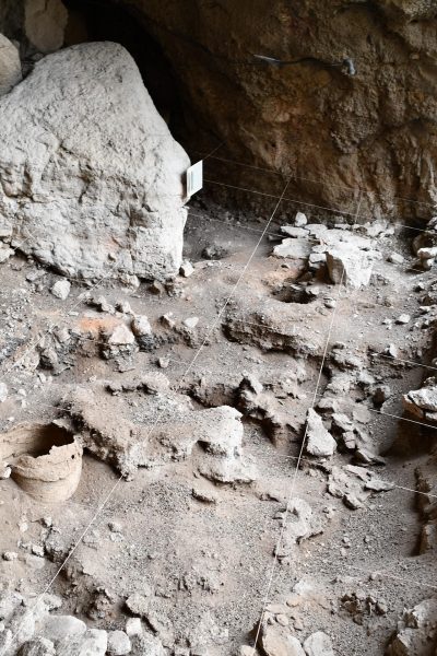pid000304_Armenia_Areni-Cave_2019_05_Entrance-of-Areni-Cave-04
