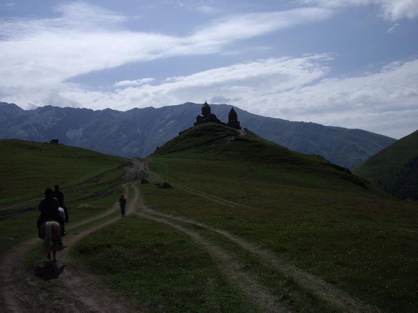 pid000367_Georgia_Kazbegi_2007_08_Greater-Caucasus-and-Gergeti-Trinity-Church