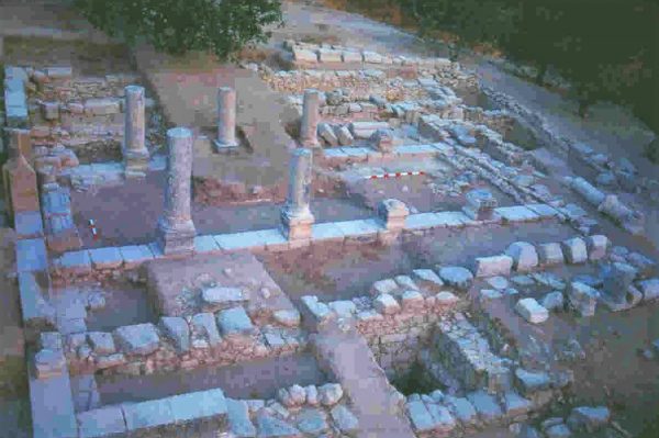 pid000271_Gush-Ḥalav_Israel_1977_07_Overview-of-Synagogue