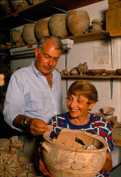 pid000528_Israel_Tel-Miqne-Ekron_10_1986_Directors-of-Excavations-with-Krater