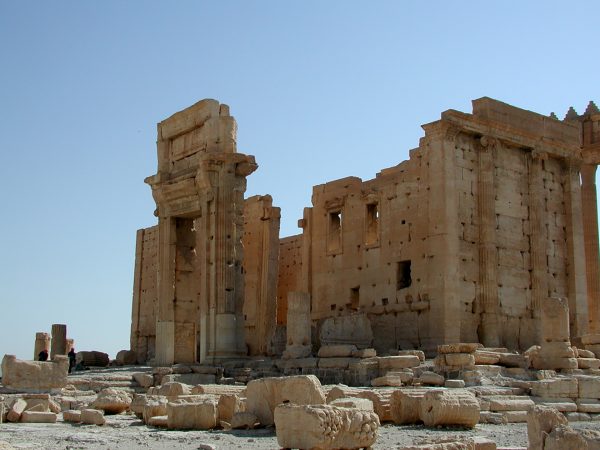 pid000563_Palmyra_Syria_2001_08_Front-of-the-Baal-Temple-2