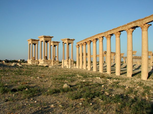 pid000571_Palmyra_Syria_2001_08_Great-Colonnade-Leading-to-Tetrapylon
