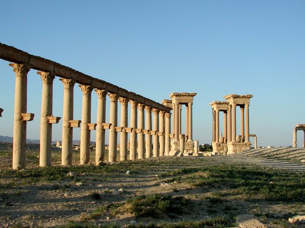 pid000572_Palmyra_Syria_2001_08_Great-Colonnade-and-Road-Leading-to-Tetrapylon