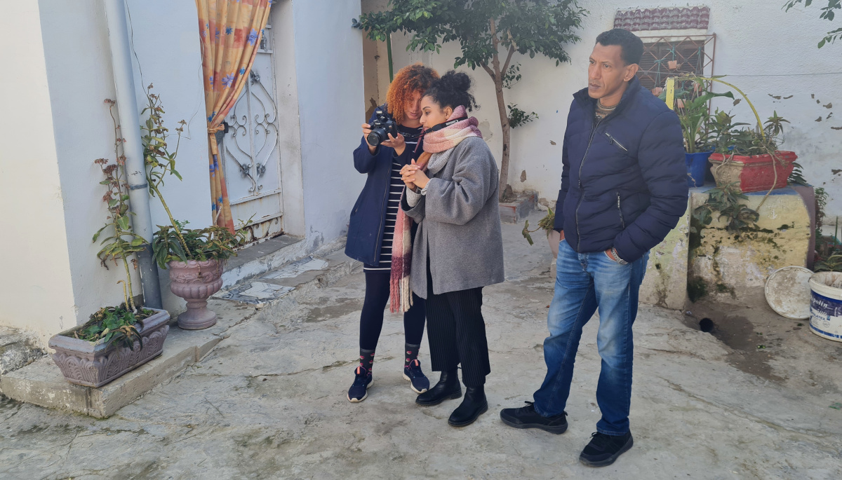 Fig. 6. Saoussen Nighaoui during the field training in successful photogrammetry photo-taking strategies (Photo Faten Bouchrara).