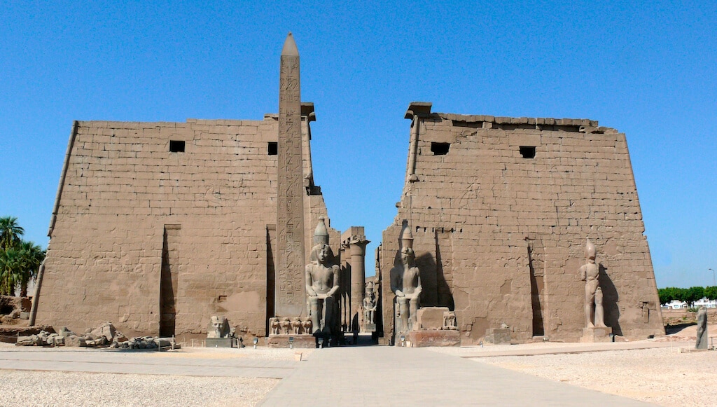 Gateway to the temple at Luxor, 1400 BCE. Photograph: © Ad Meskens / Wikimedia Commons (CC By-SA 3.0 DEED).