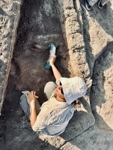 Fig.2. Marta Doglio while digging the fireplace inside one of the rooms dated to the LC 2-3 (©Federico Dalla Battista).