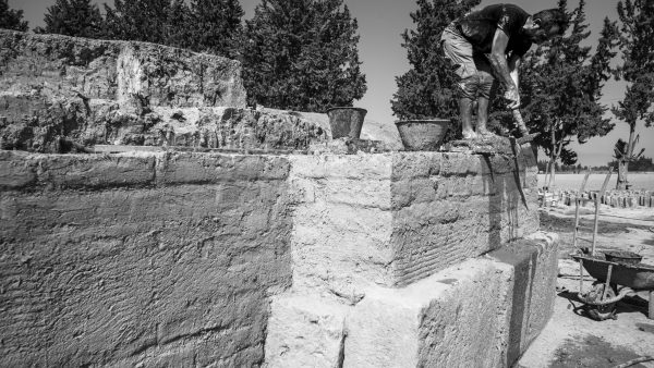 Gökhan Tektaş laying mud bricks