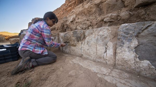 Restoration of the orthostats of the Middle Bronze Age palace