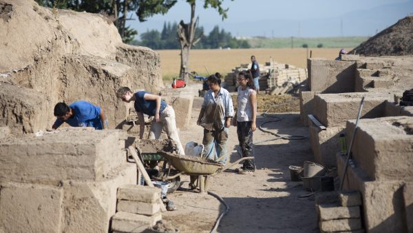 Baran Kerim Ecer, Hélène Maloigne, Büşra Hekimoğlu and Defne Bilgili working at the tripartite gate