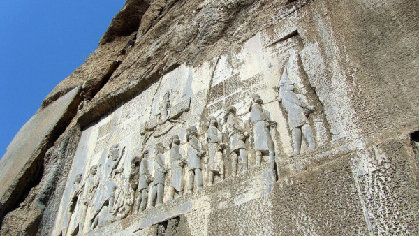 The relief and trilingual inscription of Darius I at Bīsotūn (Photo: Hamidreza Sorouri / Persian Dutch Network, CC BY-SA 4.0).