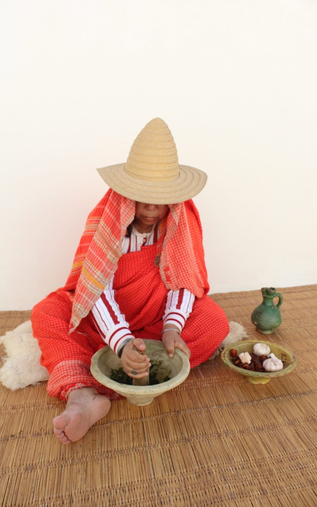 DJERBIAN WOMAN PREPARING FOOD | صورة لامرأة جربية تعد الغذاء