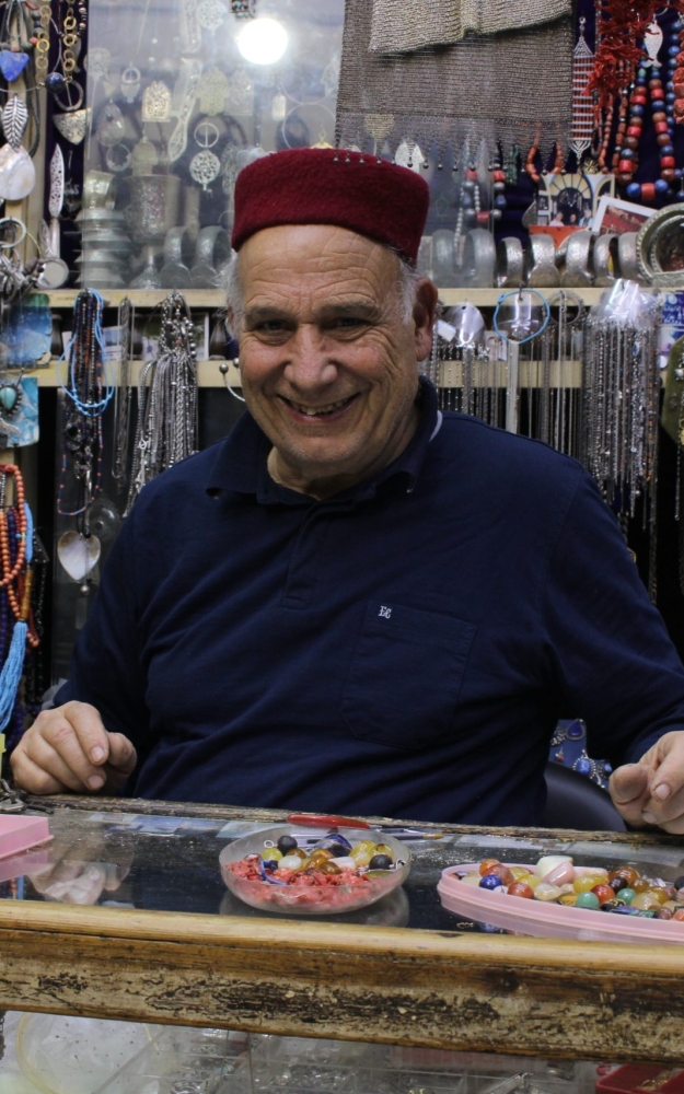 A Jewish jeweler in Djerba | صورة لصائغ يهودي بجربة